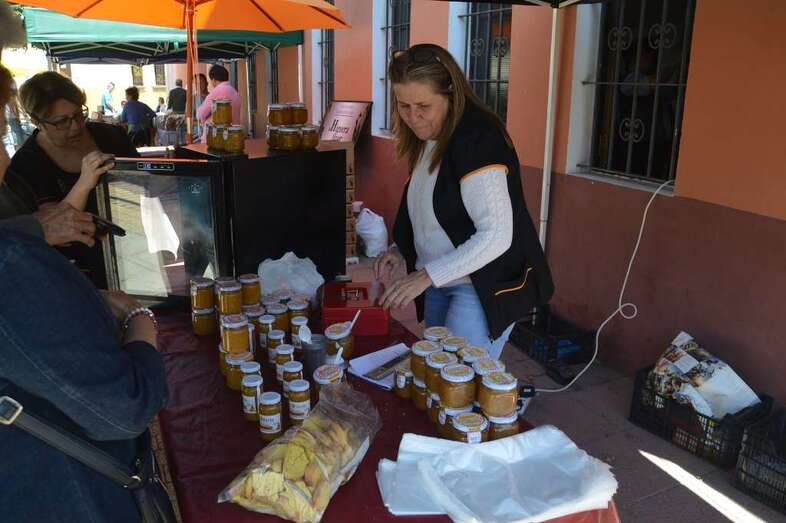 Los productos de la Cooperativa Cosecha Directa llamaron la atención de los asistentes al mercadillo (Foto TA)
